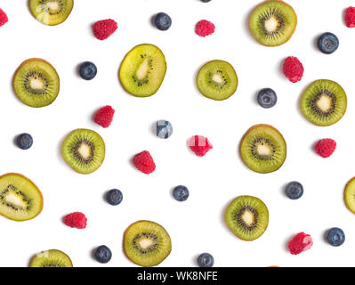 Kreative Obst nahtlose Muster mit Beeren und geschnittene Kiwis Stockfoto
