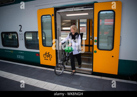 Cottbus, Deutschland. 20 Aug, 2019. Christiane Hipp, amtierender Präsident der Brandenburgischen Technischen Universität Cottbus, erhält aus dem Regionalzug in Cottbus. Hipp pendelt täglich von Berlin zu Ihrem Arbeitsplatz. Credit: Arne Immanuel Bänsch/dpa/Alamy leben Nachrichten Stockfoto