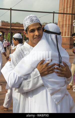 Muslimische Männer umarmen einander, Jama Masjid, Alt-Delhi, Indien Stockfoto