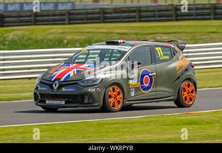 Renault Clio Cup Praxis in Oulton Park, Auto 11, Lukas Warr, spezialisierte Motorsport Stockfoto