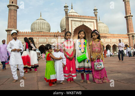 Gruppe von Kindern stehen im Innenhof der eine Moschee, Jama Masjid, Alt-Delhi, Indien Stockfoto