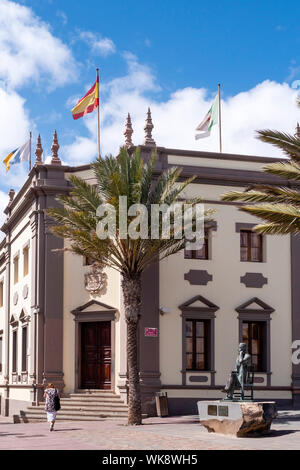 Statue von Manuel Velázquez Cabrera auf einem Stuhl sitzend außerhalb der lokalen Regierung Büro Puerto del Rosario Fuerteventura Kanarische Inseln Spanien Stockfoto