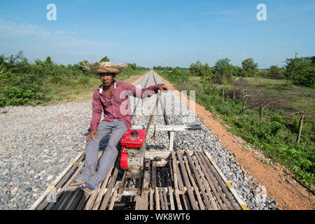 Die Bahnstrecke der Bambus Zug in der Nähe des Stadtzentrums von Battambang in Kambodscha. Kambodscha, Battambang, November 2018 Stockfoto