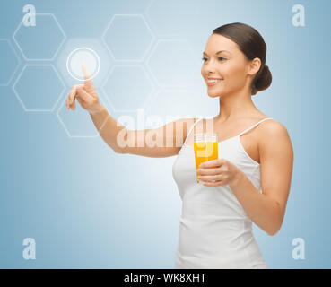 Frau mit Glas Saft und virtuellen Bildschirm Stockfoto