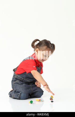 Mädchen spielen Spielzeug Stockfoto
