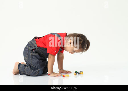 Mädchen spielen Spielzeug Stockfoto