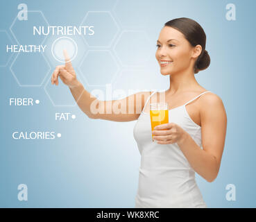 Frau Glas Saft und arbeiten mit virtuellen Bildschirm Stockfoto