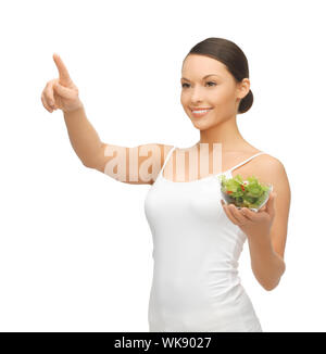 Frau mit ihrem Finger auf etwas Salat Stockfoto