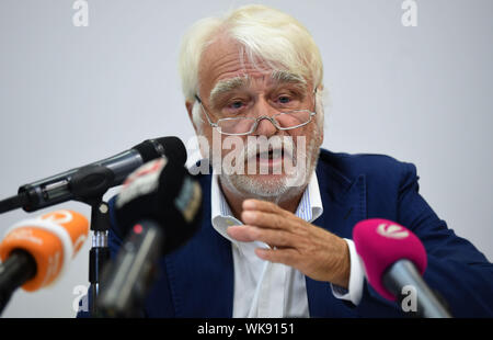 Bremerhaven, Deutschland. 04 Sep, 2019. Hans-Joachim Möller, Experte der Bergung Firma Möller Marine Survey GmbH & Co. KG erklärt auf einer Pressekonferenz in der Deutschen Maritimen Museum über die Aufhebung und die Renovierung der historischen Segelschiff eute Deern". Das 100 Jahre alte Sailor sank Ende August im Museum Hafen und liegt im Wasser, mit dem Kopf in das Wasser. Quelle: Carmen Jaspersen/dpa/Alamy leben Nachrichten Stockfoto