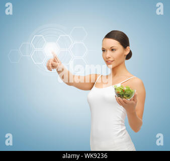 Frau hält Salat und arbeiten mit virtuellen Bildschirm Stockfoto