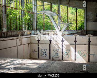 Im azurblauen Swimmingpool in Pripyat Stadt, Sperrzone von Tschernobyl, Ukraine Stockfoto