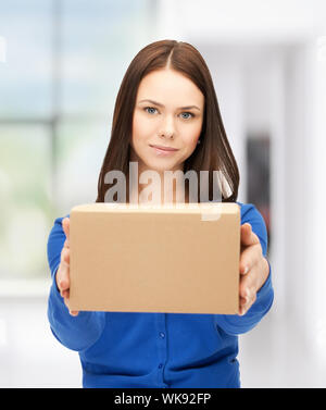 Geschäftsfrau liefern box Stockfoto