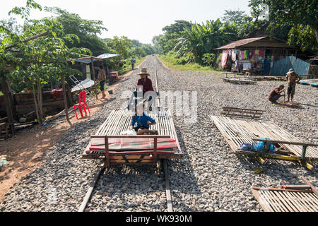 Die Bahnstrecke der Bambus Zug in der Nähe des Stadtzentrums von Battambang in Kambodscha. Kambodscha, Battambang, November 2018 Stockfoto