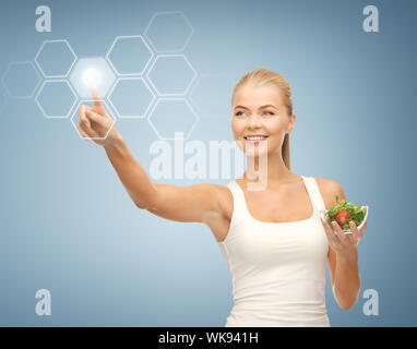 Frau mit Salat und virtuellen Bildschirm Stockfoto