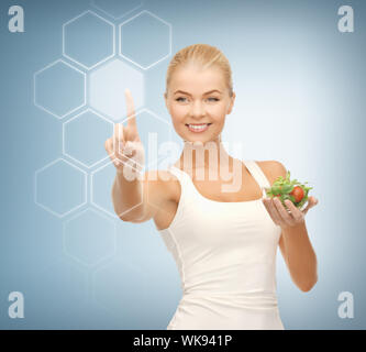 Frau hält Salat und arbeiten mit virtuellen Bildschirm Stockfoto