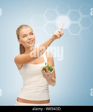 Frau hält Salat und arbeiten mit virtuellen Bildschirm Stockfoto