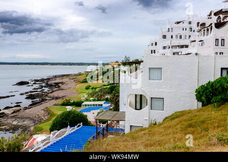 Uruguay, Punta Ballena: "casapueblo" Gebäude. Es dauerte 36 Jahre, um Künstler und Architekt Carlos P‡ez Vilar - mit Hilfe der örtlichen Fischer gebaut. C Stockfoto