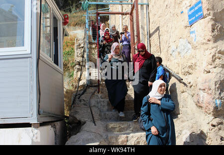 Hebron, West Bank, Palästina. 3. Sep 2019. Palrstinian Schüler verlassen die Schule während des Besuchs von Premierminister Benjamin Netanjahu, der in der West Bank Stadt Hebron, 4. September 2019. Netanjahu wird in einem Ritual in die jüdische Siedlung in der Stadt auf den Stufen des Ibrahimi Moschee, wo die Palästinenser 1994 massakriert wurden, gab es Dutzende an den Händen einer extremistischen namens Baruch Goldstein tot. Eine offizielle Zeremonie wird am Standort das 90-jährige Jubiläum des 1929 al-Buraq Aufstandes zu gedenken statt. Diese Rituale werden in Anwesenheit von Ne statt. Stockfoto