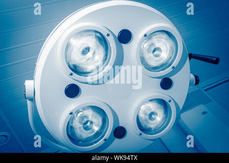 Op-Lampe und medizinische Geräte im Operationssaal. Stockfoto