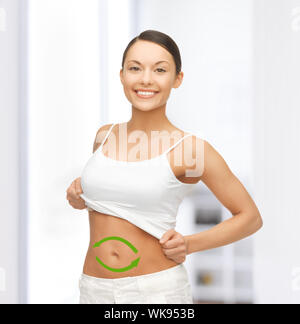 Frau mit Pfeilen auf dem Bauch Stockfoto