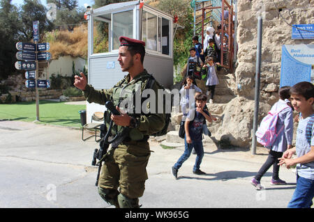 Hebron, West Bank, Palästina. 3. Sep 2019. Palrstinian Schüler verlassen die Schule während des Besuchs von Premierminister Benjamin Netanjahu, der in der West Bank Stadt Hebron, 4. September 2019. Netanjahu wird in einem Ritual in die jüdische Siedlung in der Stadt auf den Stufen des Ibrahimi Moschee, wo die Palästinenser 1994 massakriert wurden, gab es Dutzende an den Händen einer extremistischen namens Baruch Goldstein tot. Eine offizielle Zeremonie wird am Standort das 90-jährige Jubiläum des 1929 al-Buraq Aufstandes zu gedenken statt. Diese Rituale werden in Anwesenheit von Ne statt. Stockfoto