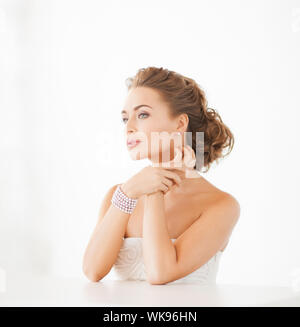 Frau mit Perle Ohrringe und Armband Stockfoto