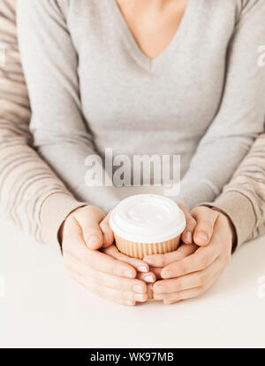 Frau und Mann mit wegnehmen Kaffeetasse Stockfoto
