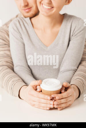 Frau und Mann mit wegnehmen Kaffeetasse Stockfoto