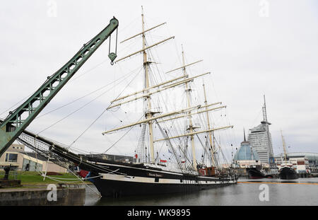 Bremerhaven, Deutschland. 04 Sep, 2019. Der historische Segelschiff eute Deern' liegt am unteren Rand des Hafenbeckens nach einem wassereinbrüche. Das museum Schiff sank um zwei Meter als Folge von Wasserschäden und siedelten auf den Hafen. Quelle: Carmen Jaspersen/dpa/Alamy leben Nachrichten Stockfoto