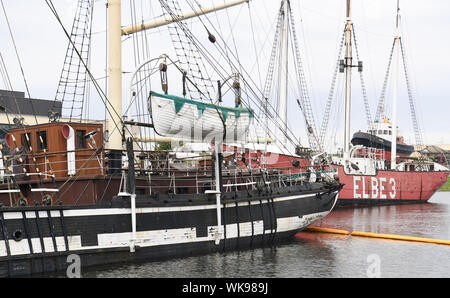 Bremerhaven, Deutschland. 04 Sep, 2019. Der historische Segelschiff eute Deern' liegt am unteren Rand des Hafenbeckens nach einem wassereinbrüche. Das museum Schiff sank um zwei Meter als Folge von Wasserschäden und siedelten auf den Hafen. Quelle: Carmen Jaspersen/dpa/Alamy leben Nachrichten Stockfoto