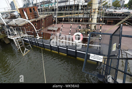 Bremerhaven, Deutschland. 04 Sep, 2019. Der historische Segelschiff eute Deern' liegt am unteren Rand des Hafenbeckens nach einem wassereinbrüche. Das museum Schiff sank um zwei Meter als Folge von Wasserschäden und siedelten auf den Hafen. Quelle: Carmen Jaspersen/dpa/Alamy leben Nachrichten Stockfoto