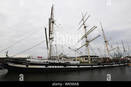 Bremerhaven, Deutschland. 04 Sep, 2019. Der historische Segelschiff eute Deern' liegt am unteren Rand des Hafenbeckens nach einem wassereinbrüche. Das museum Schiff sank um zwei Meter als Folge von Wasserschäden und siedelten auf den Hafen. Quelle: Carmen Jaspersen/dpa/Alamy leben Nachrichten Stockfoto