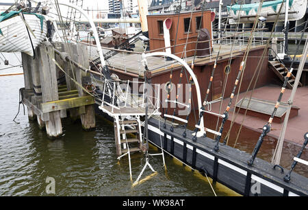 Bremerhaven, Deutschland. 04 Sep, 2019. Der historische Segelschiff eute Deern' liegt am unteren Rand des Hafenbeckens nach einem wassereinbrüche. Das museum Schiff sank um zwei Meter als Folge von Wasserschäden und siedelten auf den Hafen. Quelle: Carmen Jaspersen/dpa/Alamy leben Nachrichten Stockfoto
