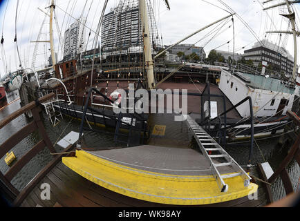 Bremerhaven, Deutschland. 04 Sep, 2019. Der historische Segelschiff eute Deern' liegt am unteren Rand des Hafenbeckens nach einem wassereinbrüche. Das museum Schiff sank um zwei Meter als Folge von Wasserschäden und siedelten auf den Hafen. Quelle: Carmen Jaspersen/dpa/Alamy leben Nachrichten Stockfoto