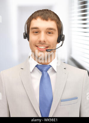 Helles Bild des freundlichen männlichen helpline Operator Stockfoto