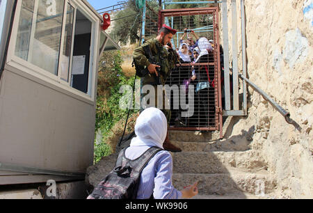 September 3, 2019, Hebron, West Bank, Palästina: Palrstinian Schüler verlassen die Schule während des Besuchs von Premierminister Benjamin Netanjahu, der in der West Bank Stadt Hebron, 4. September 2019. Netanjahu wird in einem Ritual in die jüdische Siedlung in der Stadt auf den Stufen des Ibrahimi Moschee, wo die Palästinenser 1994 massakriert wurden, gab es Dutzende an den Händen einer extremistischen namens Baruch Goldstein tot. Eine offizielle Zeremonie wird am Standort das 90-jährige Jubiläum des 1929 al-Buraq Aufstandes zu gedenken statt. Diese Rituale werden in Anwesenheit von Ne statt. Stockfoto