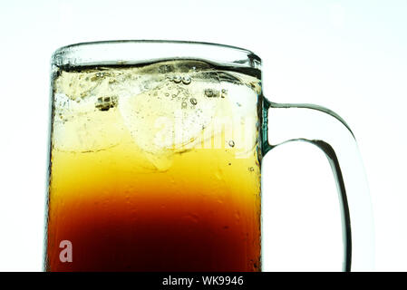 Schließen Sie ein Glas Limonade mit Eis auf weißem Hintergrund. Stockfoto