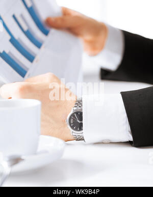 Bild von Unternehmer treffen diskutieren Grafiken Stockfoto