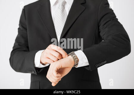 Nahaufnahme des Mannes betrachten Armbanduhr Stockfoto