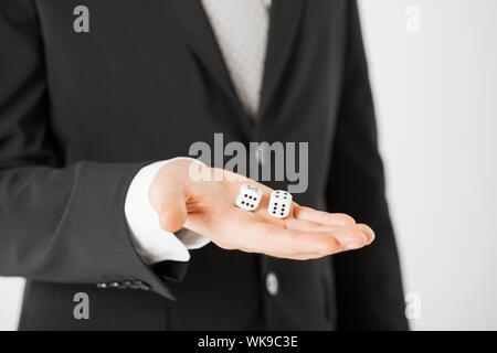 Nahaufnahme von mans Hand mit weißen Casino Würfel Stockfoto