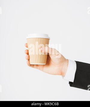 Mann Hand mit Take away Kaffee Stockfoto