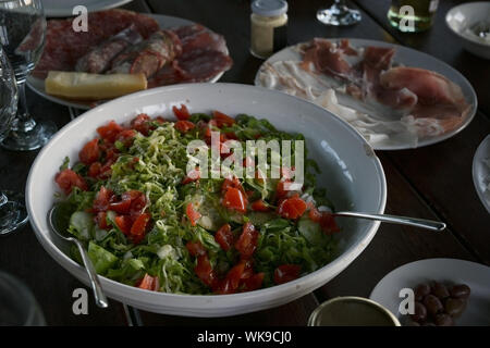 Mittelmeer Salat Salat, Tomaten und Gurken auf einem rustikal gedeckten Tisch bei einem Abendessen im Freien, ausgewählte konzentrieren, enge Tiefenschärfe Stockfoto