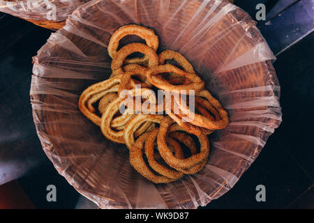 Griechische sesam Brot Ring koulouri (griechisch Bagel): Athen" Einkaufsstraße Ermou anzeigen Stockfoto