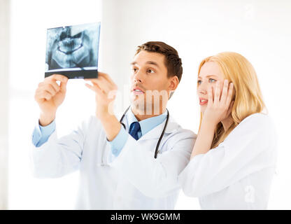 Bild von zwei Ärzten Blick auf x-ray Stockfoto