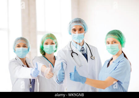 Gruppe von Ärzten im OP-Saal Stockfoto