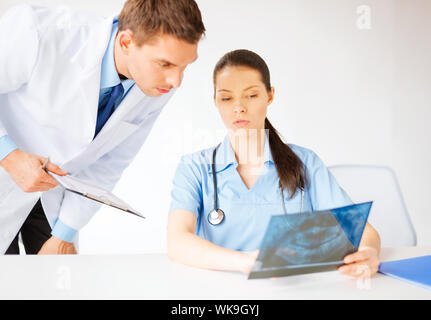 zwei medizinische Arbeiter Blick auf x-ray Stockfoto