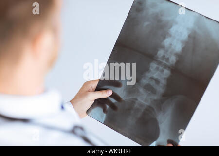 Arzt, Röntgen oder Röntgenstrahlen Bild halten Stockfoto