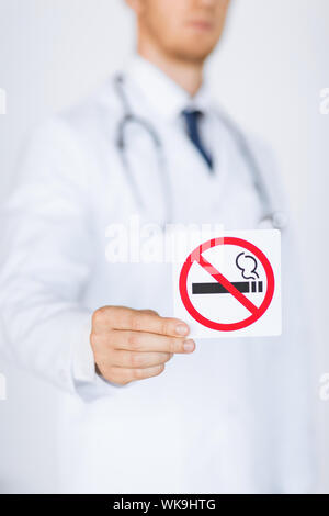 männlichen Arzt keine Raucher Schild Stockfoto