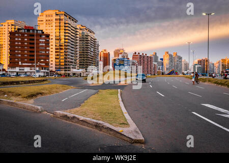 Uruguay: Punta del Este, Stadt und Badeort, ein Ziel für die argentinischen und brasilianischen Jet Set. Gebäude entlang der Waterfront Stockfoto