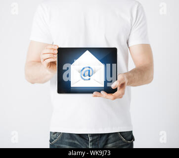 Bild von Mann mit Tablet-PC mit e-Zeichen Stockfoto